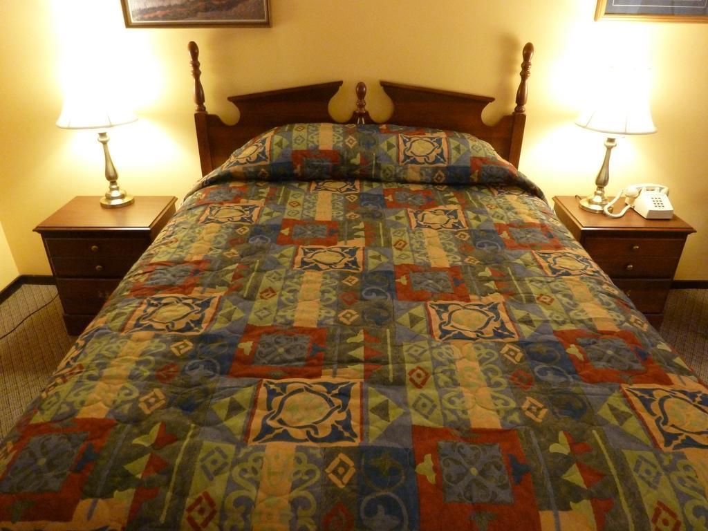 Viking Motel Wilmington Room photo
